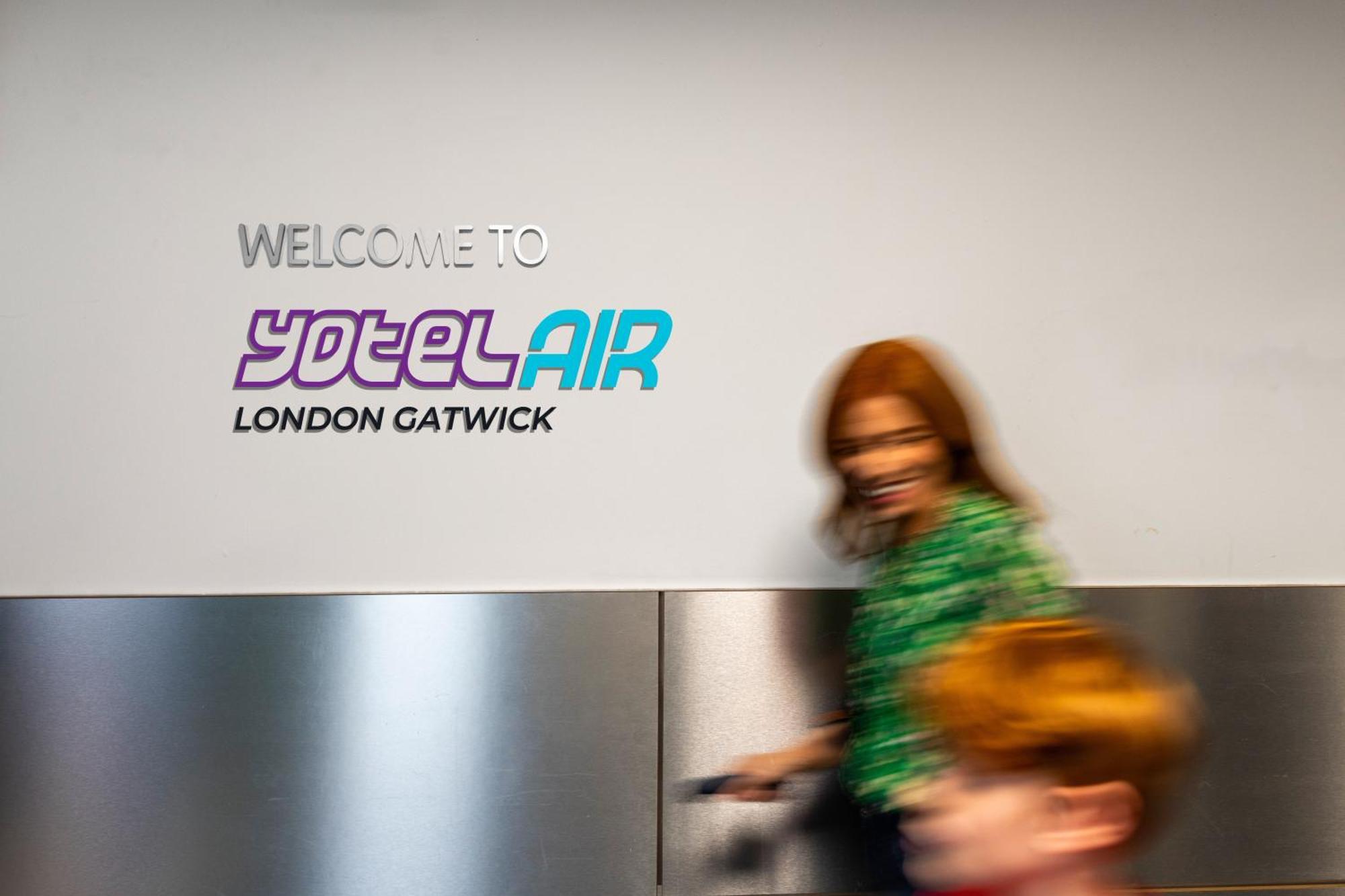 Yotelair London Gatwick Airport Horley Exterior foto